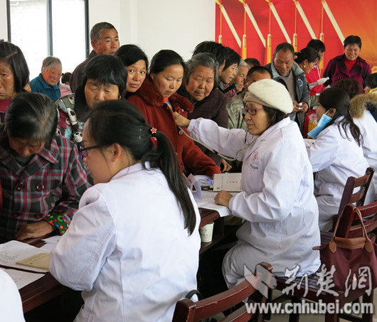 图二:医务人员专心地为村民施诊.JPG 图二:医务人员专心地为村民施诊.JPG