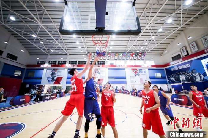 来自抗疫一线的医院、消防、高校、媒体代表队参与篮球比赛 湖北省对外友好协会供图 摄 来自抗疫一线的医院、消防、高校、媒体代表队参与篮球比赛 湖北省对外友好协会供图 摄