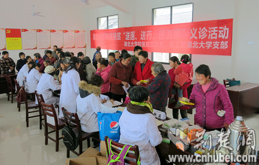 图三:义诊现场场面火爆,村民喜笑颜开.JPG 图三:义诊现场场面火爆,村民喜笑颜开.JPG