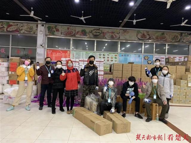 武汉最大的“康复驿站”用武汉话来播音，让康复者边吃边笑……