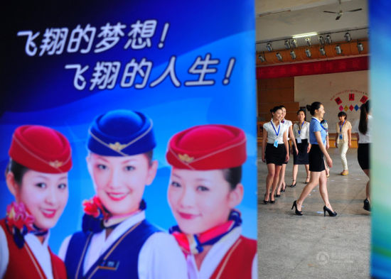 5月8日，应聘乘务员的考生在候考。