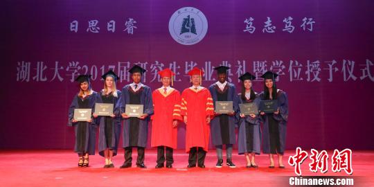 图为，学校领导与部分毕业生合影 向正鹏 摄