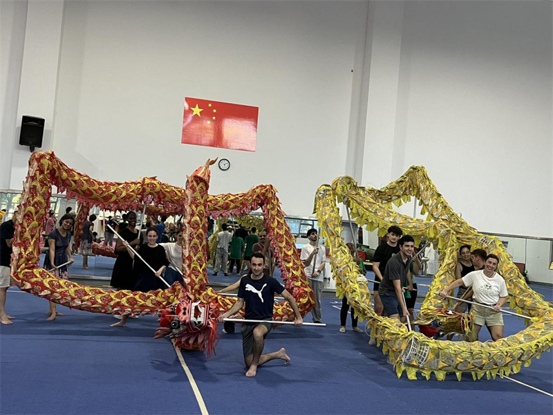 在中国和巴西共迎两国建交50周年之际，巴西圣保罗州立大学孔子学院今年7月成功组织多批、近40名巴西青少年来华进行短期访问交流，图为访问团成员在中国参加文化体验活动。 巴西圣保罗州立大学孔子学院供图