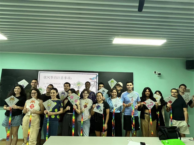 在中国和巴西共迎两国建交50周年之际，巴西圣保罗州立大学孔子学院今年7月成功组织多批、近40名巴西青少年来华进行短期访问交流，图为访问团成员参加文化体验活动。 巴西圣保罗州立大学孔子学院供图